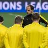 Dortmunds Trainer Thomas Tuchel schwört seine Spieler beim Training im Estádio da Luz in Lissabon auf das Spiel ein.