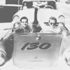 ARCHIV - Das undatierte Archivbild zeigt den US-amerikanischen Schauspieler James Dean (r) mit seinem Mechaniker in seinem Porsche 550 Spyder ("Little Bastard"). Der junge Schauspieler hatte sich in den silberfarbenen Sportwagen auf den ersten Blick verliebt. Mit dem seltenen und teuren Porsche 550 Spyder trainierte er für ein Rennen. Ein ganz banaler Unfall, bei dem ihm ein Straßenkreuzer die Vorfahrt nahm, kostete Dean 1955 das Leben. Foto: dpa (zu dpa-Hintergrund "Tod im Auto - prominente Unfallopfer" am 03.12.2013) +++(c) dpa - Bildfunk+++