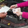 Papiere gegen Bargeld: Beim Gebrauchtwagenverkauf sollten Schecks und Überweisungen nicht akzeptiert werden.