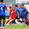 Zu drei nicht erwarteten Punkten kam der TSV Rain beim TSV Kottern. Fabian Triebel (rechts in Blau, am Ball) schoss das Tor des Tages. Die Lechstädter konnten dadurch die Abstiegszone der Bayernliga Süd verlassen. 