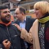 Die Bundesvorsitzende von Bündnis 90 /Die Grünen, Claudia Roth, spricht  in Vranje mit dem Einwohner Ivica. Die Politikerin setzt ihre Balkanreise zu den Roma-Minderheiten fort.