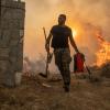 Einheimische versuchen einen Waldbrand im Dorf Gennadi auf der griechischen Insel Rhodos zu löschen.