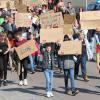 Eine Demonstration von Schülern für das Bündnis „Fridays for Future“ in Wertingen. Am Freitag startet im Rahmen der Aktion im Stadion am Judenberg in Wertingen ein Spendenlauf für ein Aufforstungsprojekt in der Region. 
