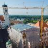 Der Wiederaufbau des Dillinger Rathauses läuft auf Hochtouren. Im August soll der neue Dachstuhl fertig werden. Dann können das Notdach und das Gerüst in der Schlossstraße wieder abgebaut werden.