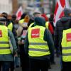 Zahlreiche Streikende des öffentlichen Diensts ziehen mit gelben Warnwesten mit der Aufschrift : Verdi“ bei einer Demonstration durch die Stadt.