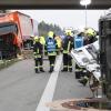 Bei einem schweren Verkehrsunfall mit einem Lkw und einem Kleintransporter auf der B17 bei Hurlach ist am frühen Dienstagabend ein Mann getötet worden.