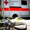 Eine Radfahrerin verletzte sich bei einem Unfall in Friedberg.
