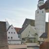 Ein Blick aus dem Dachfenster auf die Stadtpfarrkirche. 