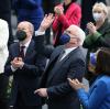 Bundespräsident Frank-Walter Steinmeier winkt nach der Verkündung des Ergebnisses der Wahl des Bundespräsidenten durch die Bundesversammlung im Paul-Löbe-Haus neben Bundeskanzler Olaf Scholz, während Politiker und Prominente ihm applaudieren.