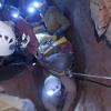 Der Screenshot aus einem Video zeigt den verletzten Höhlenforscher, der durch die Riesending-Schachthöhle transportiert wird.