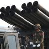 In Myanmar regiert das Militär: Ein Offizier steht während einer Militärparade auf einem mit Raketen beladenen Lastwagen.