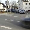 Noch stauen sich Autos in der Hofrat-Röhrer-Straße beim Abbiegen. Die Stadt Augsburg verspricht Abhilfe.