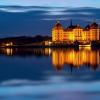 Das beleuchtete Schloss Moritzburg, Jagdschloss von August dem Starken (und Filmkulisse für «Drei Haselnüsse für Aschenbrödel»), spiegelt sich in der Abenddämmerung im Schlossteich.