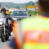 Anhalten bitte: Die Experten des Polizeipräsidiums Kempten Süd/West haben am Dienstag bei Untereichen Motorradfahrer kontrolliert. Solche Überprüfungen finden von April bis Oktober jeden Tag statt.  	