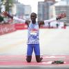 Zum Niederknien: Kelvin Kiptum aus Kenia stellte in Chicago einen neuen Marathon-Weltrekord auf. 