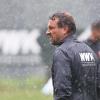 Augsburgs Trainer Markus Weinzierl  musste das Training am Dienstag im Freien abbrechen.