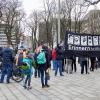 Zum Gedenken an die Opfer von Hanau fanden sich am Augsburger Königsplatz Demonstranten ein.