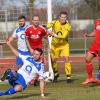 Vor keinen leichten Aufgaben stehen der SV Mering (rot) und der Kissinger SC (blau-weiß) am Wochenende. Während der KSC – am Ball Franko Berglmeir – auf eigenem Platz Türkspor Augsburg erwartet, stehen die Meringer in Raisting auf dem Prüfstand.