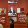 Besucher sehen sich eine Ausstellung mit Fotos des chinesischen Präsidenten Xi Jinping an. Tausende Delegierte aus ganz China treffen sich ab Dienstag in Peking zur jährlichen Sitzung des Volkskongresses.