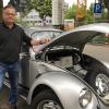 Johannes Boddien mit seinem Prototypen, einem silberfarbenen VW-Käfer. Auch VW-Busse lässt der Unternehmer aus Blaustein im Alb-Donau-Kreis umrüsten.