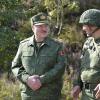 Präsident Alexander Lukaschenko (links) beim Truppenbesuch in Grodno.