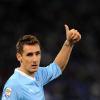 Noch geht der Daumen von Miroslav Klose hoch, am Mittwoch könnte er mit Lazio Rom aber aus der Europa League ausscheiden.