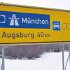 Für Lastwagen, die von Donauwörth in Richtung Augsburg fahren, soll von August an auf der 40 Kilometer langen Strecke eine Maut fällig werden.