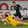 Der Münchner Krisztian Simon (hinten) schießt gegen Fürths Keeper Wolfgang Hesl das Tor zum 1:0.