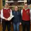 Der Vorsitzende des Musikvereins Wasserburg, Christian Fiedler (links) ehrte das langjährige Mitglied Roland Waldmann (Zweiter von links).  	