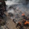 Bilder, die um die Welt gingen: Angehörige stehen in Indien am Rande von brennenden Scheiterhaufen, während Corona-Tote eingeäschert werden.