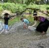 Sichtlich Spaß haben (von links) Jugendleiterin "Prof. Fortuna", Nico, Klara und Jugenleiterin "Prof. Xenolia" bei einer Wasserschlacht auf dem neuen Gelände bei der Rücklenmühle. 