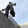 Balancieren auf der Mauer: Ein Kunstwerk von Stephan Balkenhol vor dem Springer-Haus, das einst direkt an der Mauer stand. 