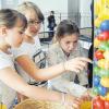 Wie viele Eier mögen es wohl sein? Carina, Anna und Sarah (10 Jahre) versuchten sich bei der Osteraktion der Musikschule im Schätzen.  