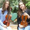 Die 17-jährige Nina Roch aus Türkheim (links) und Franziska Hartmann aus Buchloe (14) spielen im vbw-Festivalorchester beim Festival der Nationen in Bad Wörishofen mit.   