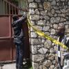 Ein Mitglied der Sicherheitskräfte versperrt den Zugang zu der Residenz des haitianischen Präsidenten Moïse.