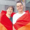 Kim Linoh und Jonas Mattejat (von links) bekennen sich zu ihrer Homosexualität. Anlässlich des Christopher-Street-Day, der am Samstag in Augsburg gefeiert wird, erzählen sie ihre Geschichte. 