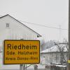 Nahe des Holzheimer Ortsteils Riedheim (Landkreis Donau-Ries) drehen sich drei Windräder. Manche Anwohnerinnen und Anwohner fühlen sich durch den Lärm der Anlagen gestört.