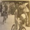 Einiges los war vor 25 Jahren in der Region. Im Bild links wechselten die Teilnehmer beim Günzburger Triathlon in Lauingen gerade aufs Fahrrad, während im Bild rechts Stefan Eberle von der LG Donau-Brenz bei den schwäbischen Meisterschaften der Leichtathleten über 800 Meter einen starken Schlussspurt hinlegte.
