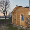 Die Wasserwacht hat am Bergheimer Baggersee eine Hütte errichtet. Doch es fehlt der Wasseranschluss. 	
