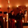 Das Duo Bernadette Salanga und Ina Tiedtke beim Adventssingen in Diedorf im Kerzenschein. 	