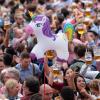 Auftakt zum Oktoberfest: Wiesnbesucher feiern in einem Festzelt.