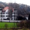 Im Neubau von Schloss Elmischwang (im Bild rechts) starten bald Umbauarbeiten für Senioren-WGs.