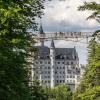 Wie aus einem Märchen: Am Alpenrand bei Füssen erhebt sich das Schloss Neuschwanstein mit der Marienbrücke.