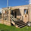 So oder so ähnlich sehen die mobilen Mini-Häuser – neudeutsch Tiny Houses genannt – aus. Unser Archivbild zeigt ein Tiny House, das in Baar nahe Friedberg steht.  	