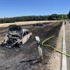 Völlig ausgebrannt sind zwei Autos nach einem Unfall zwischen Rennertshofen und Ammerfeld.  