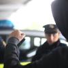 Ein 54-Jähriger legte sich in Augsburg mit Polizeibeamten an. 