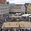 500 Tonnen Sand direkt vor dem Augsburger Wahrzeichen: von Donnerstag bis Sonntag richtet die DJK Augsburg-Hochzoll auf dem Rathausplatz die bayerischen Meisterschaften im Beachvolleyball aus. 	