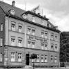 Im Jahr 1844 wurde in Neu-Ulm das Hotel Bayerischer Hof samt Pferdestall und Kegelbahn errichtet. Hier ist das Gebäude auf einer Ansichtskarte von 1940 zu sehen. Heute befindet sich dort unter anderem das Bürgerbüro der Stadt.  	