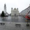 Einsam steht der "Weihnachtsbaum für alle" auf dem Augsburger Rathausplatz. Der Christkindlesmarkt, der am Montag eröffnet werden sollte, fällt wegen der Corona-Pandemie aus.