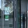 Am Eingang der Grünbeck Wasseraufbereitung GmbH in Höchtädt werden Mitarbeiter und Besucher darauf hingewiesen, das für das gesamte Betriebsgelände des Unternehmens die 3G-Regel „geimpft - genesen - getestet“ eingehalten werden muss.  	